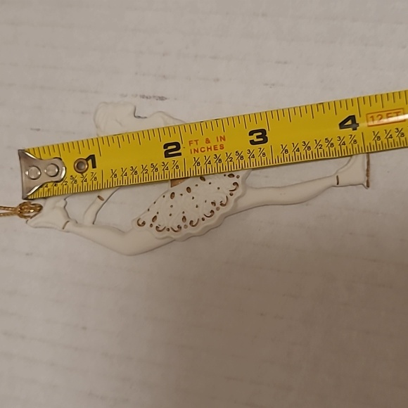 Vintage Wedgwood White Jasper Figure Skater Christmas Ornament in Original Box - Picture 15 of 16